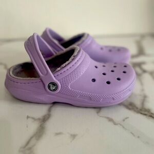 Unisex Purple classic lined Crocs clogs in lavender shoes with faux fur inside
